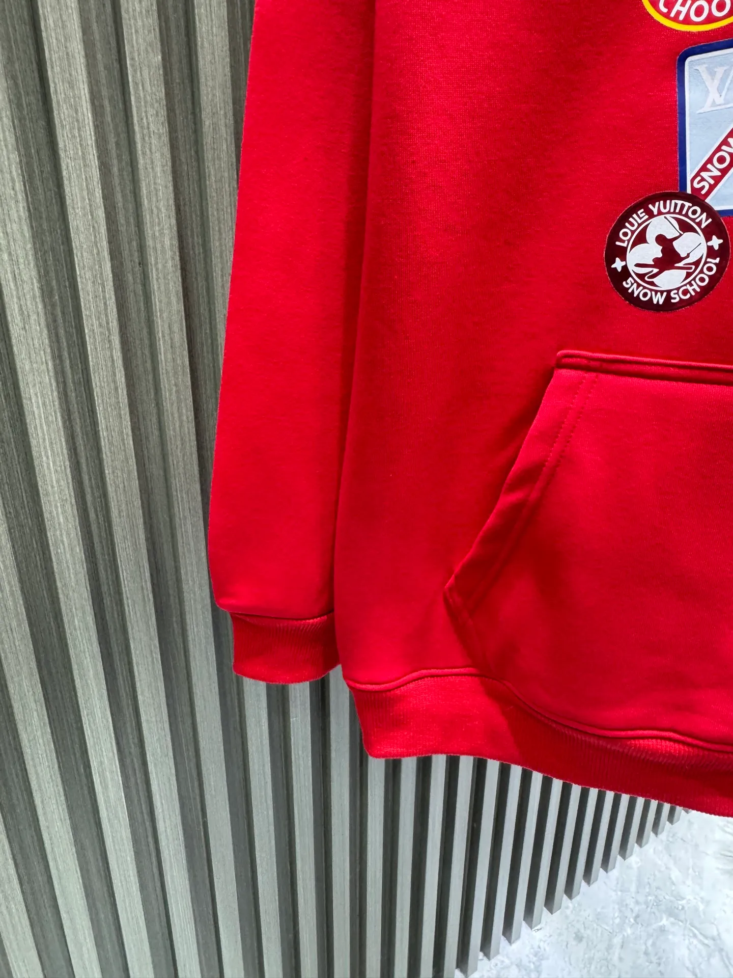 🅿️280 Louis Vuitton 1V25 Autumn and Winter New Year's new brand element printed hooded sweatshirt 400g pure cotton ➕ silver fox velvet Celebrates the art of travel with playful prints and LV Ski patches. The colorful pattern design is inspired by the ski school emblem and is decorated with the brand's iconic details. This casual piece adds a touch of sophistication to the winter vacation look. The fabric has a solid feel and is very classy, soft and delicate. Very refined and tasteful. Loose os cut. In line with the current trend aesthetic. Regular fit. Mixed print on the front.